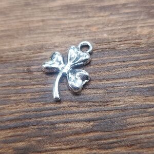 Three leaf clover charm P115
